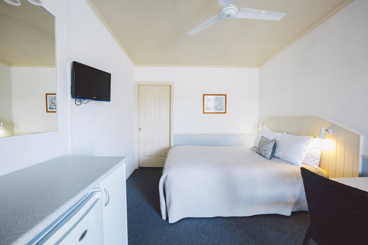 Standard Room, 1 Queen Bed