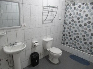 Familien-Dreibettzimmer, Nichtraucher | Allergikerbettwaren, Daunenbettdecken, individuell dekoriert