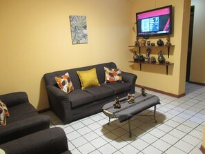 32-inch TV with cable channels - Kurmi Hostel Lima Airport (Callao)