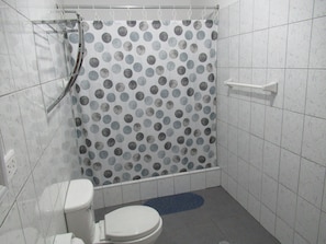 Familien-Dreibettzimmer, Nichtraucher | Badezimmer | Dusche, Handtücher, Seife, Toilettenpapier