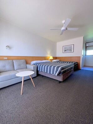 Standard tvåbäddsrum - pentry | Skrivbord, arbetsyta för laptop, strykjärn/strykbräda och gratis wi-fi