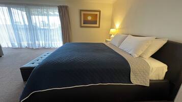 Executive Studio Suite, 1 King Bed, Kitchenette, Ground Floor | Bathroom | Free toiletries, hair dryer, towels