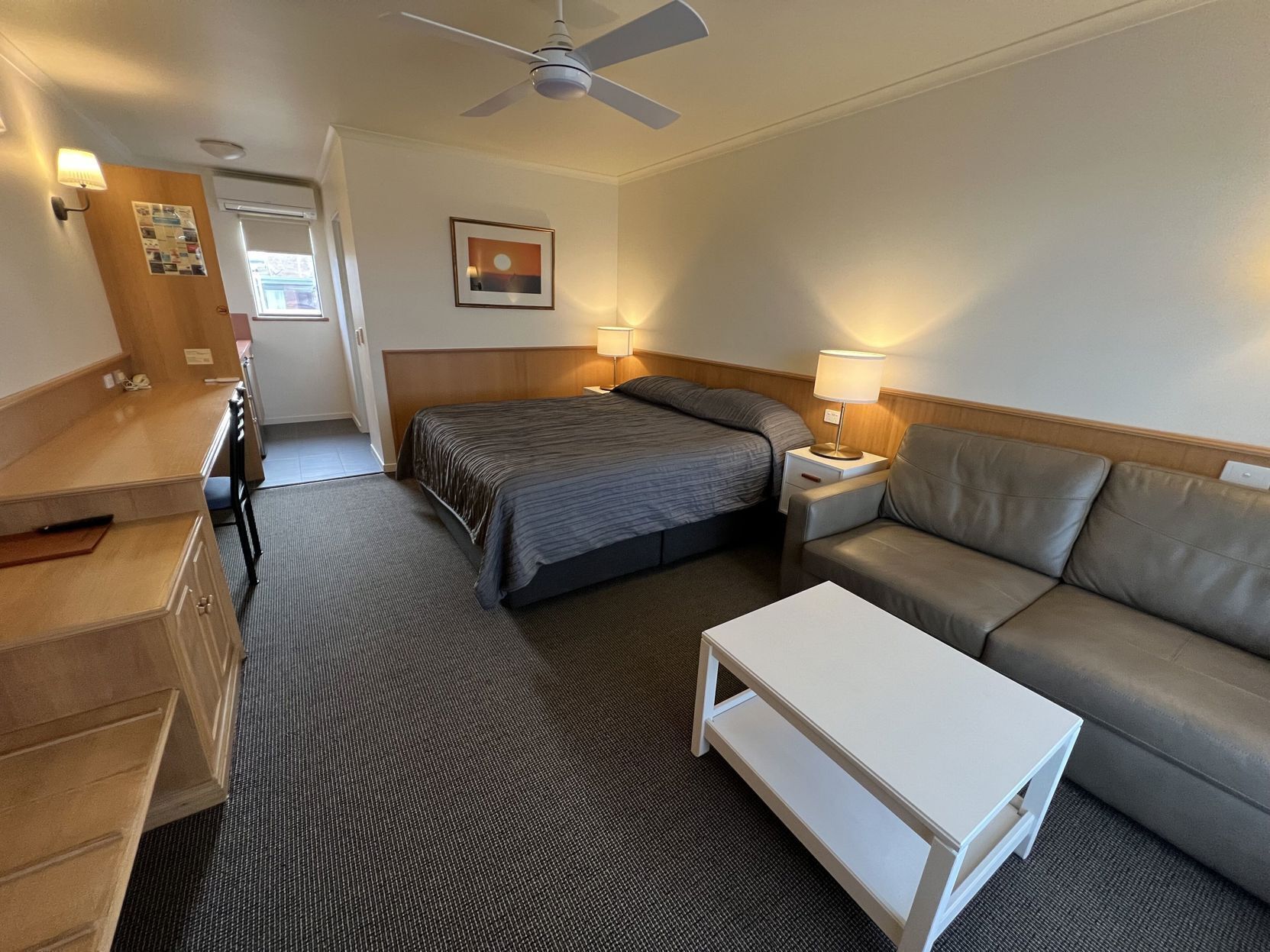 Schreibtisch, laptopgeeigneter Arbeitsplatz, Bügeleisen/Bügelbrett