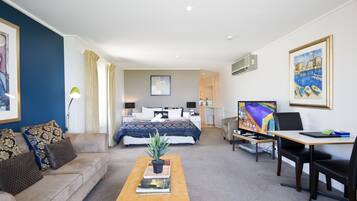 Deluxe-Zimmer, 1 King-Bett, Meerblick | Schreibtisch, kostenloses WLAN, Bettwäsche