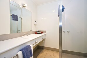 Habitación Deluxe, 1 cama de matrimonio grande, vistas al mar | Baño | Ducha, artículos de higiene personal gratuitos y toallas