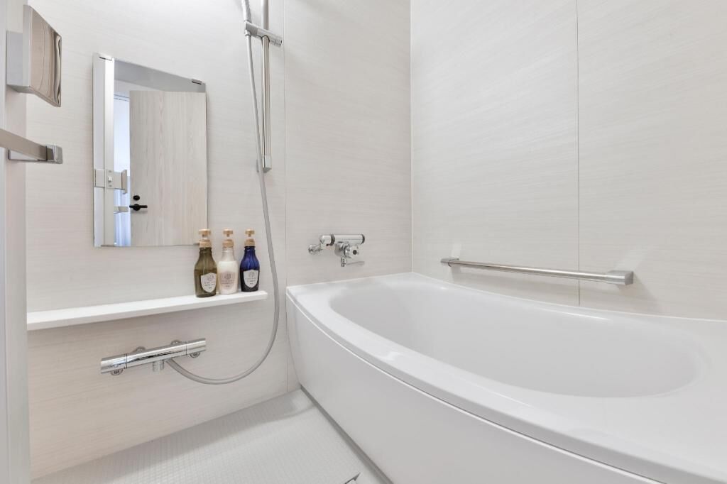 Kylpyhuone | Erillinen kylpyamme ja suihku, ilmaiset hygieniatuotteet