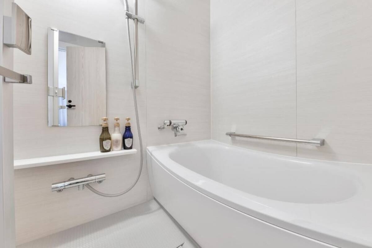 Kylpyhuone | Erillinen kylpyamme ja suihku, ilmaiset hygieniatuotteet