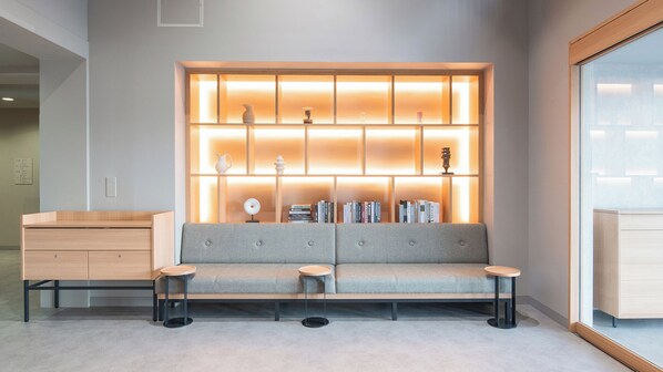 Coin salon dans le hall