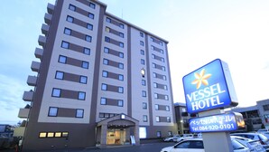 Un hotel de varios pisos con un letrero destacado que dice "Vessel Hotel".