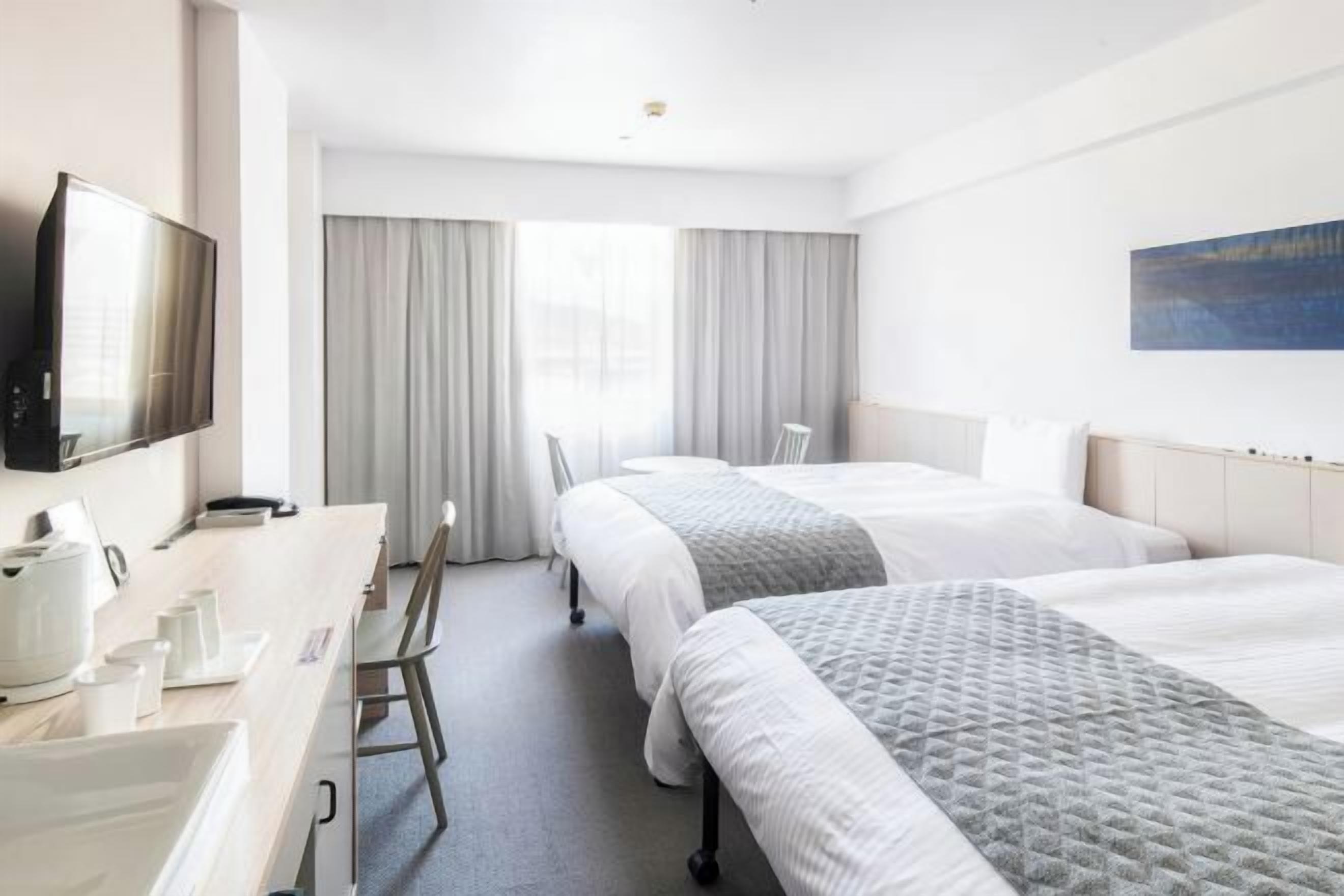 Escritorio, cortinas opacas, tabla de planchar con plancha y wifi gratis