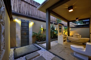Caldora Villa with Private Pool | バスルーム | 個別の浴槽とシャワー、深めの浴槽、バスアメニティ (無料)、ヘアドライヤー