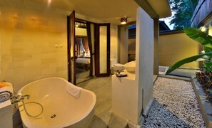 Separate bathtub and shower, deep-soaking bathtub, free toiletries - Gino Feruci Villa Ubud (Ubud)