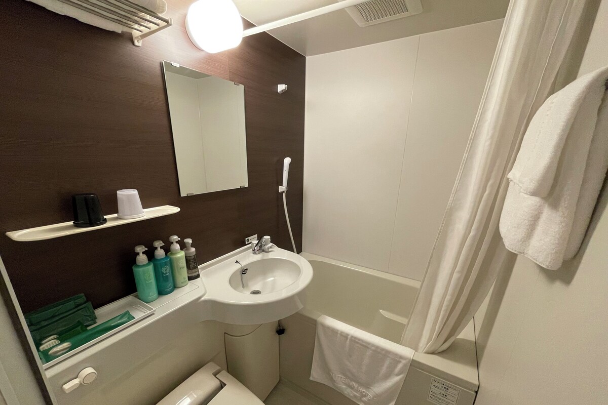Habitación con 2 camas individuales (Heated Tobacco Only) | Escritorio, wifi gratis y ropa de cama 