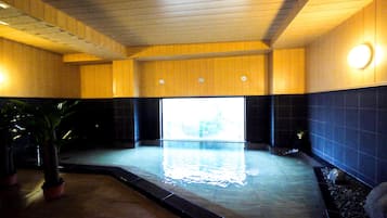 Hårtork, tofflor, elektronisk bidé och handdukar