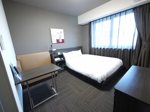 Skrivebord, wi-fi (inkludert) og sengetøy