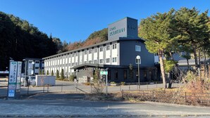 A modern hotel building with a sign reading "HOTEL ROUTE INN".