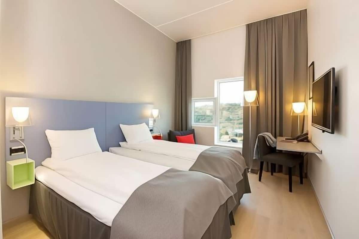 Premium bedding, in-room safe, desk, iron/ironing board