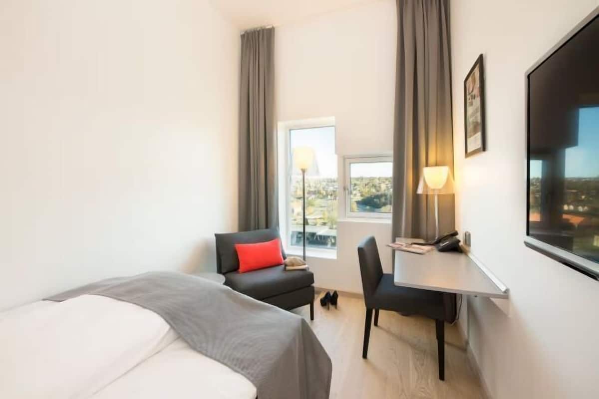 Premium bedding, in-room safe, desk, iron/ironing board