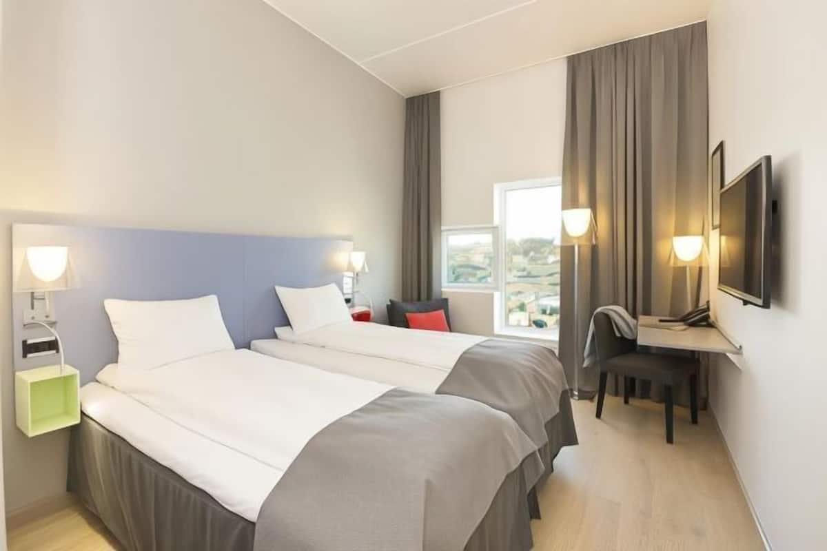 Premium bedding, in-room safe, desk, iron/ironing board