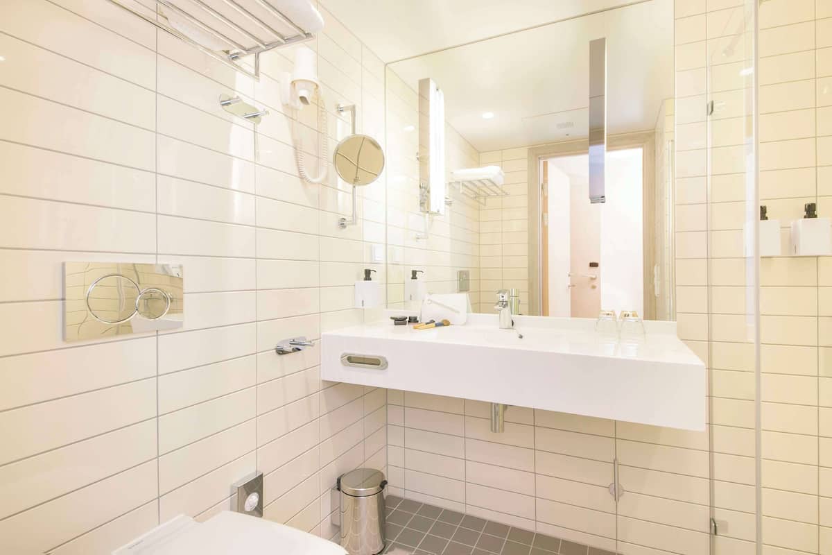 standard room | accessible bathroom