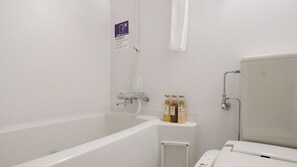 Combined shower/bathtub, free toiletries, hair dryer, slippers