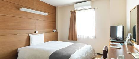 Desk, soundproofing, iron/ironing board, free WiFi