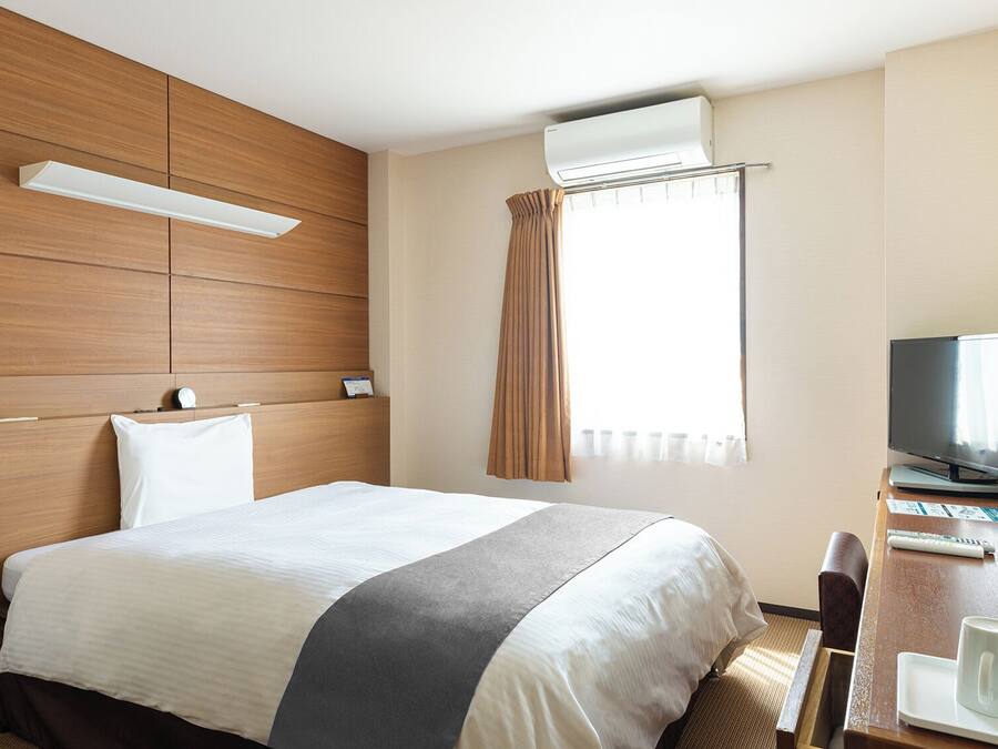 Skrivebord, lydisolert, strykejern/-brett og wi-fi (inkludert)