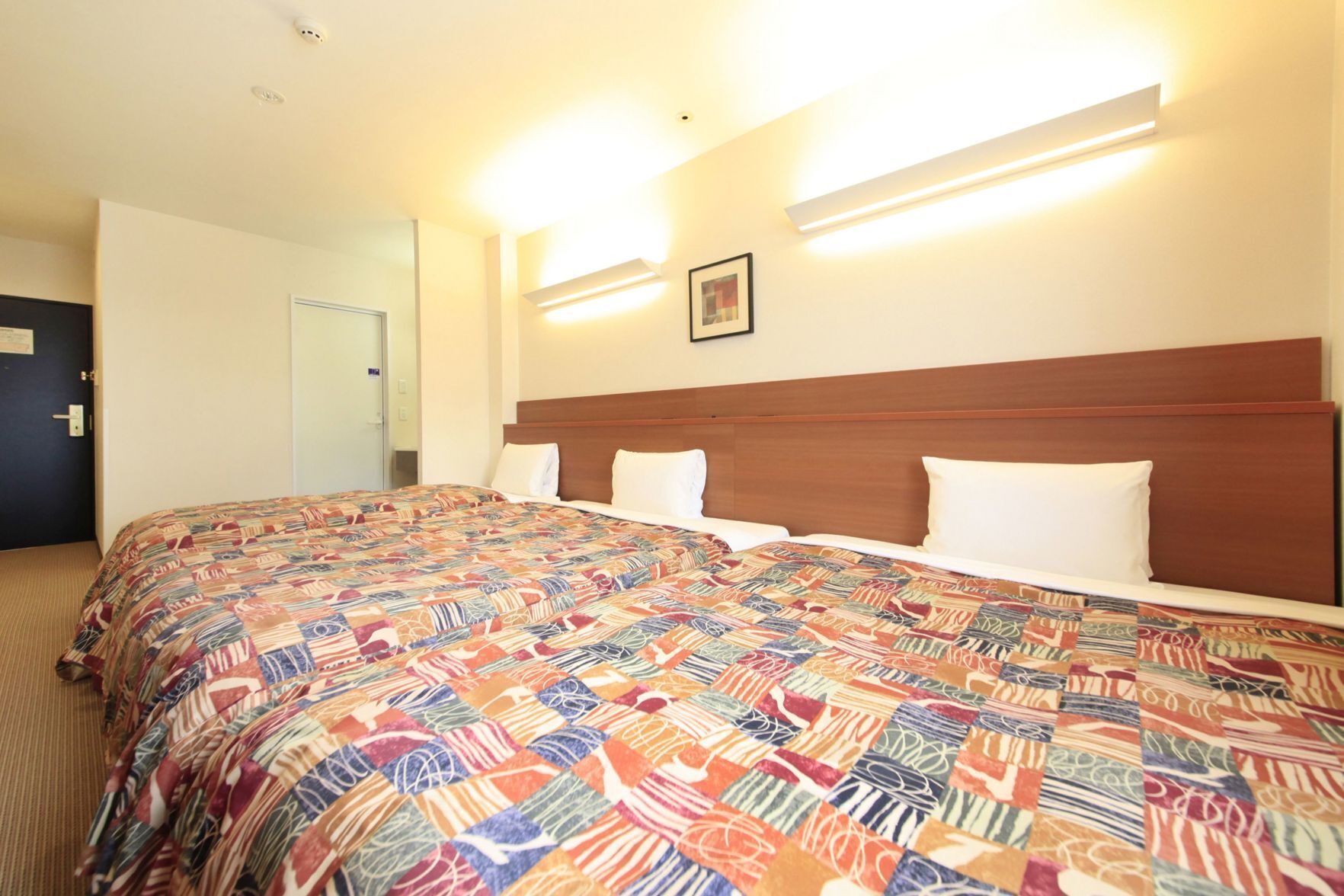 Bureau, chambres insonorisées, fer et planche à repasser, Wi-Fi gratuit