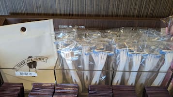Estante con limpiapieles, varios recipientes de plástico transparente y una etiqueta de limpiapieles.