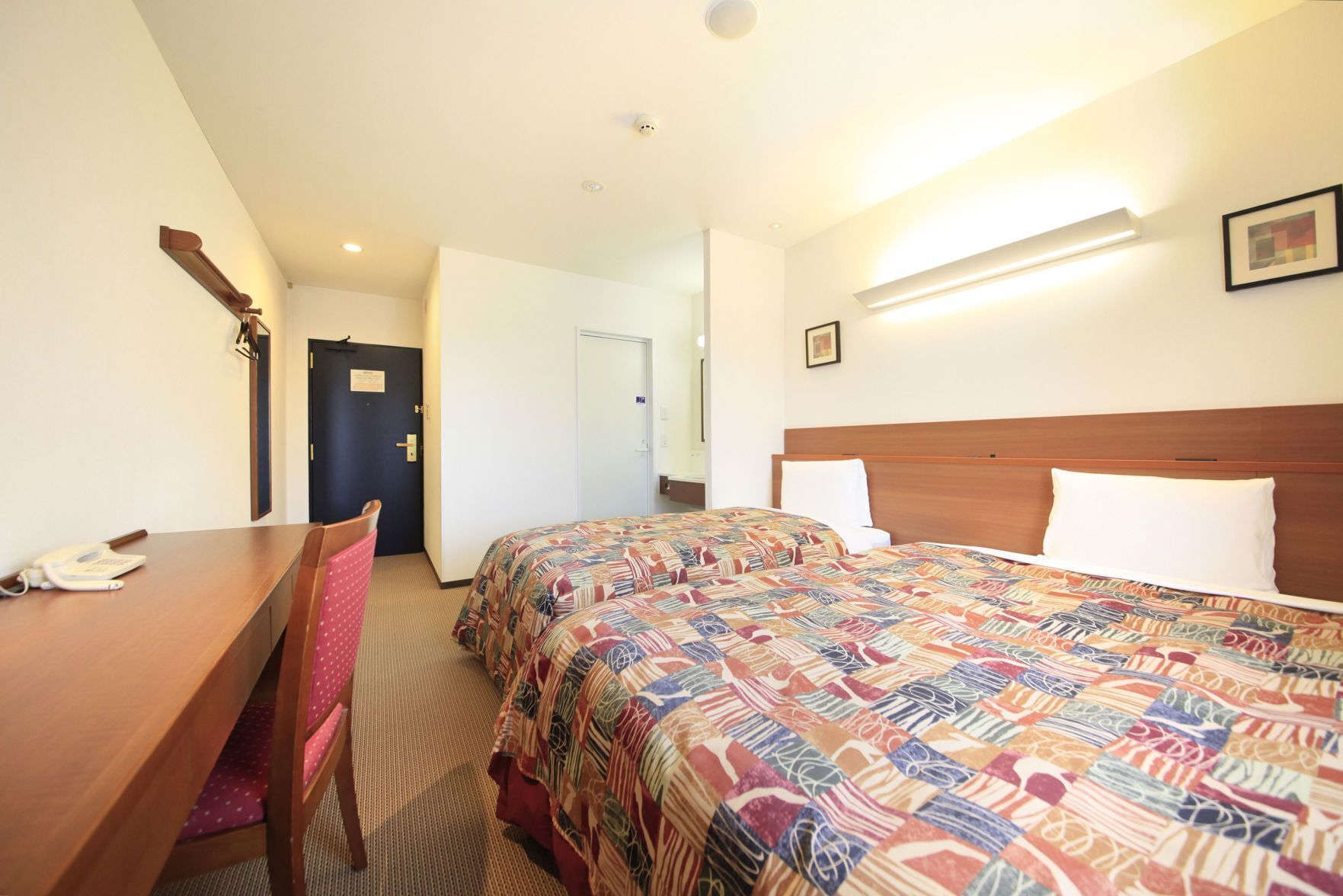 Schreibtisch, schallisolierte Zimmer, Bügeleisen/Bügelbrett