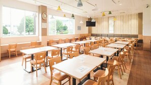 Middag serveres, internasjonale retter