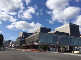 Un edificio moderno con grandes ventanales y techo plano.