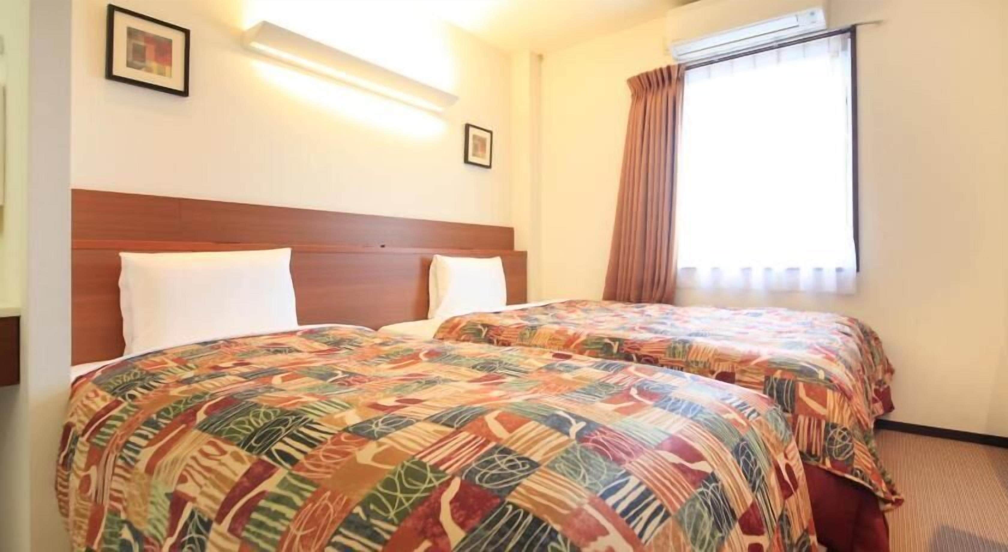 Skrivebord, lydisolert, strykejern/-brett og wi-fi (inkludert)