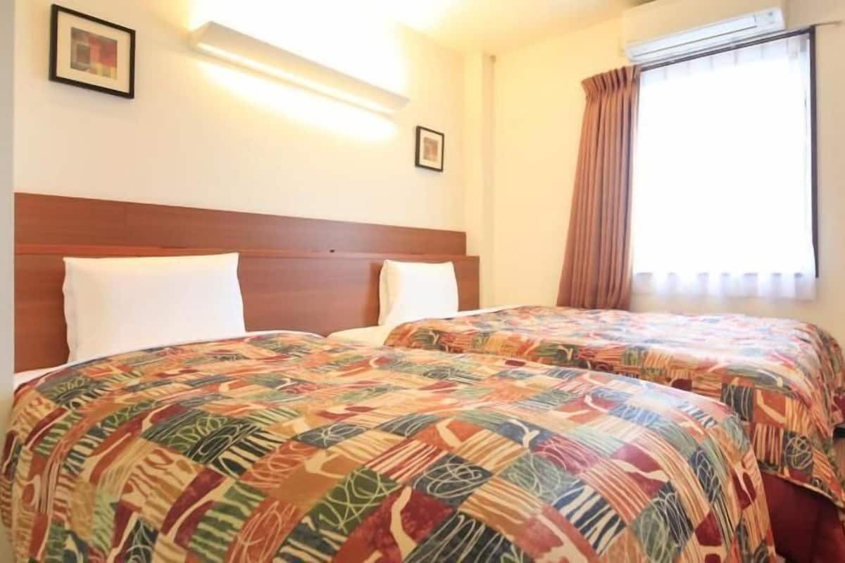 Schreibtisch, schallisolierte Zimmer, Bügeleisen/Bügelbrett