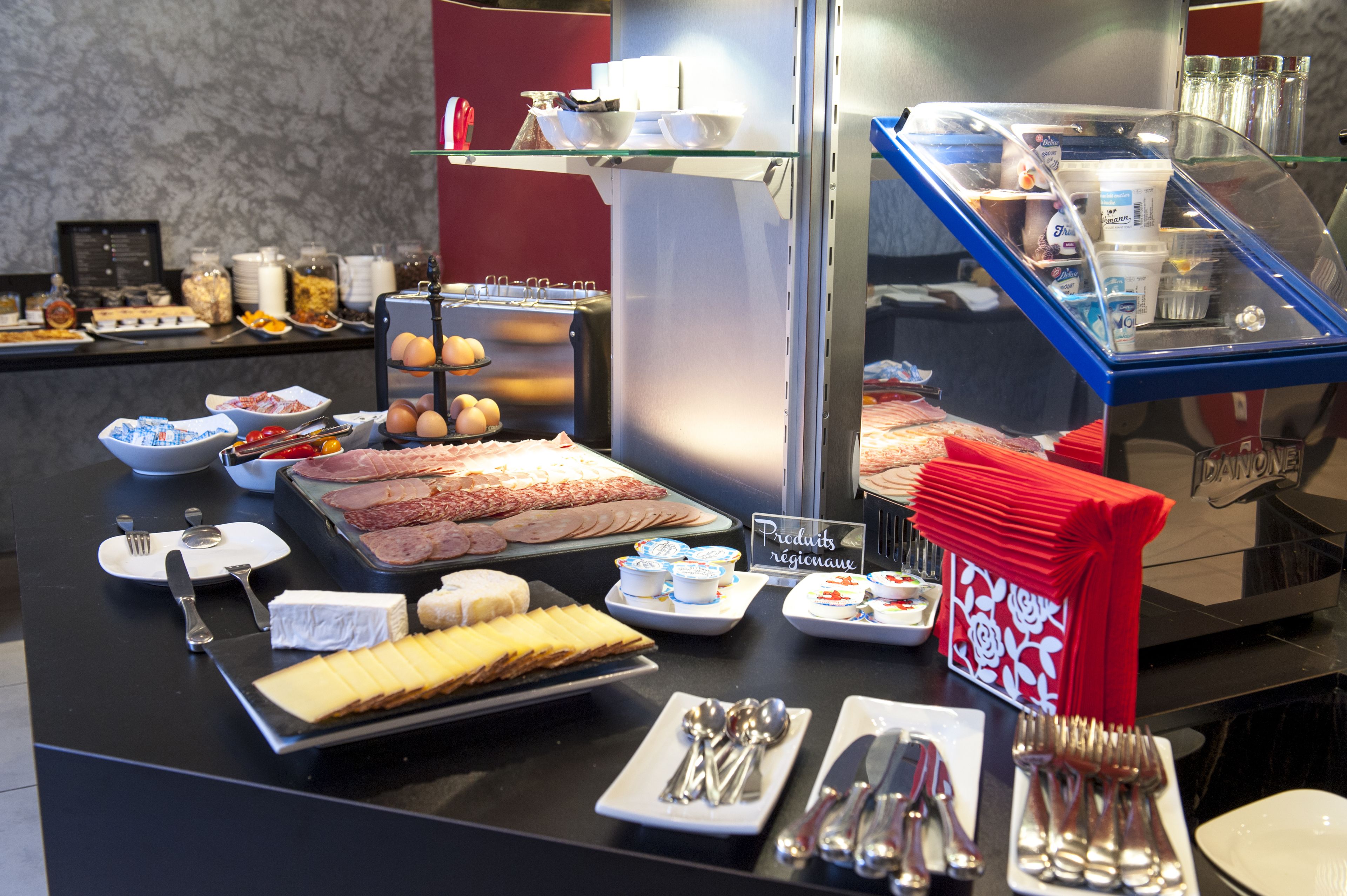 Un bufé con diversos alimentos y utensilios.