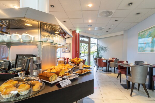 Daily buffet breakfast (EUR 16.5 per person)