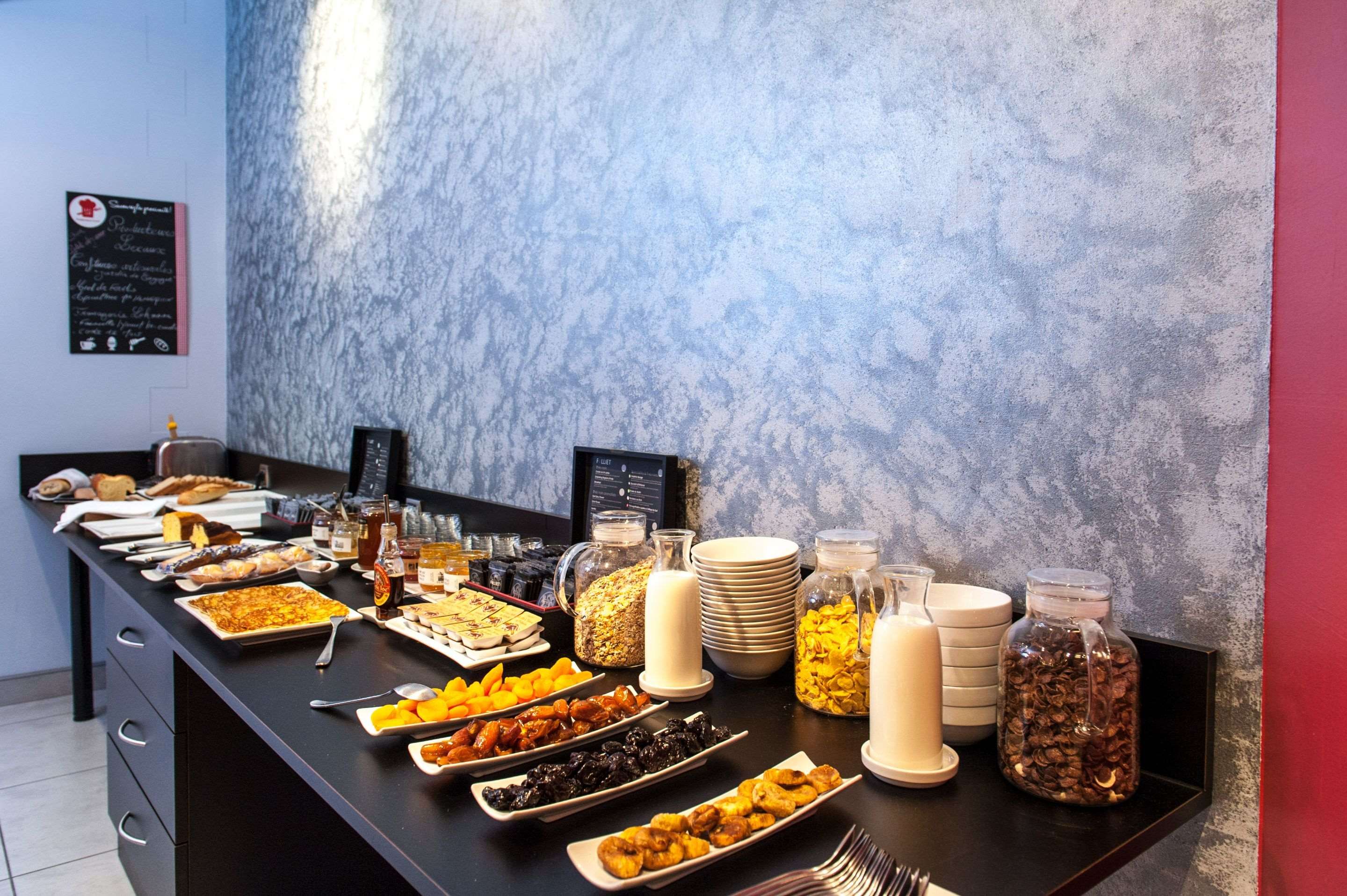 Een buffet met diverse gerechten en toevoegingen.