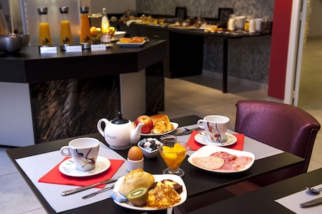 Daily buffet breakfast (EUR 16.5 per person)