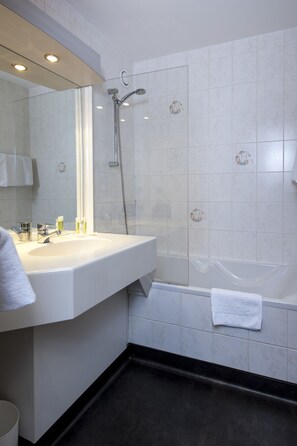 Kostenlose Toilettenartikel, Haartrockner, Handtücher