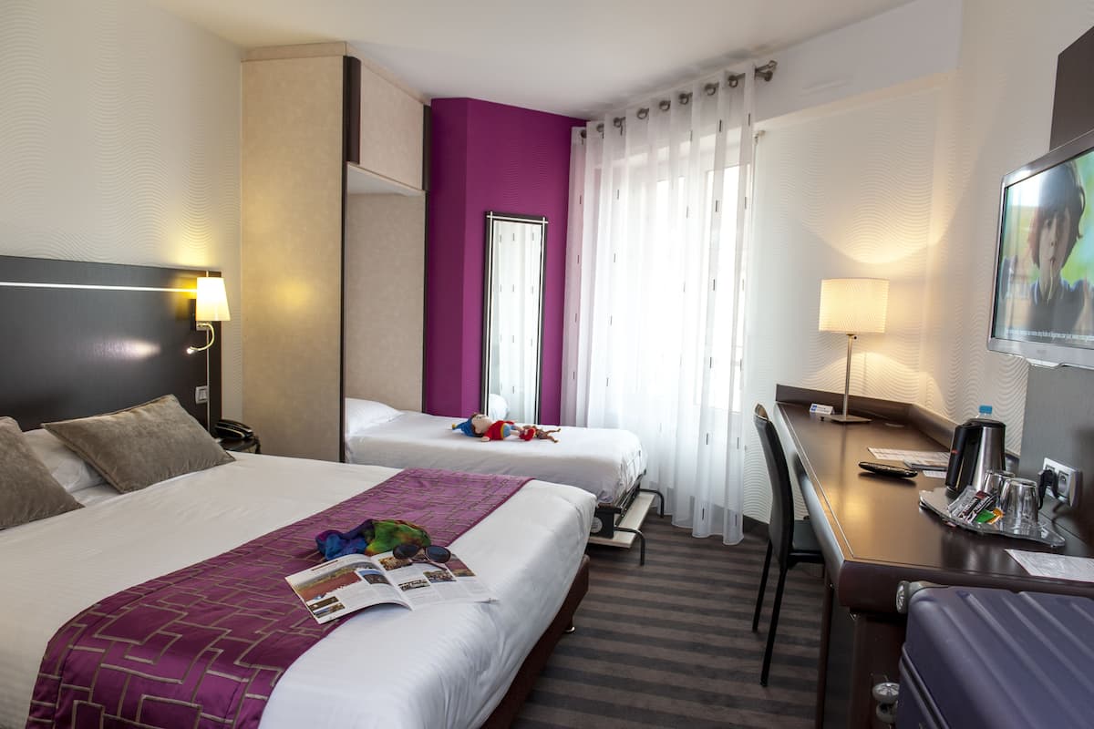 Triple Room | Minibar, in-room safe, desk, blackout curtains