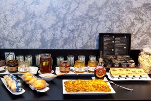 En buffet med forskellige retter og tilbehør.