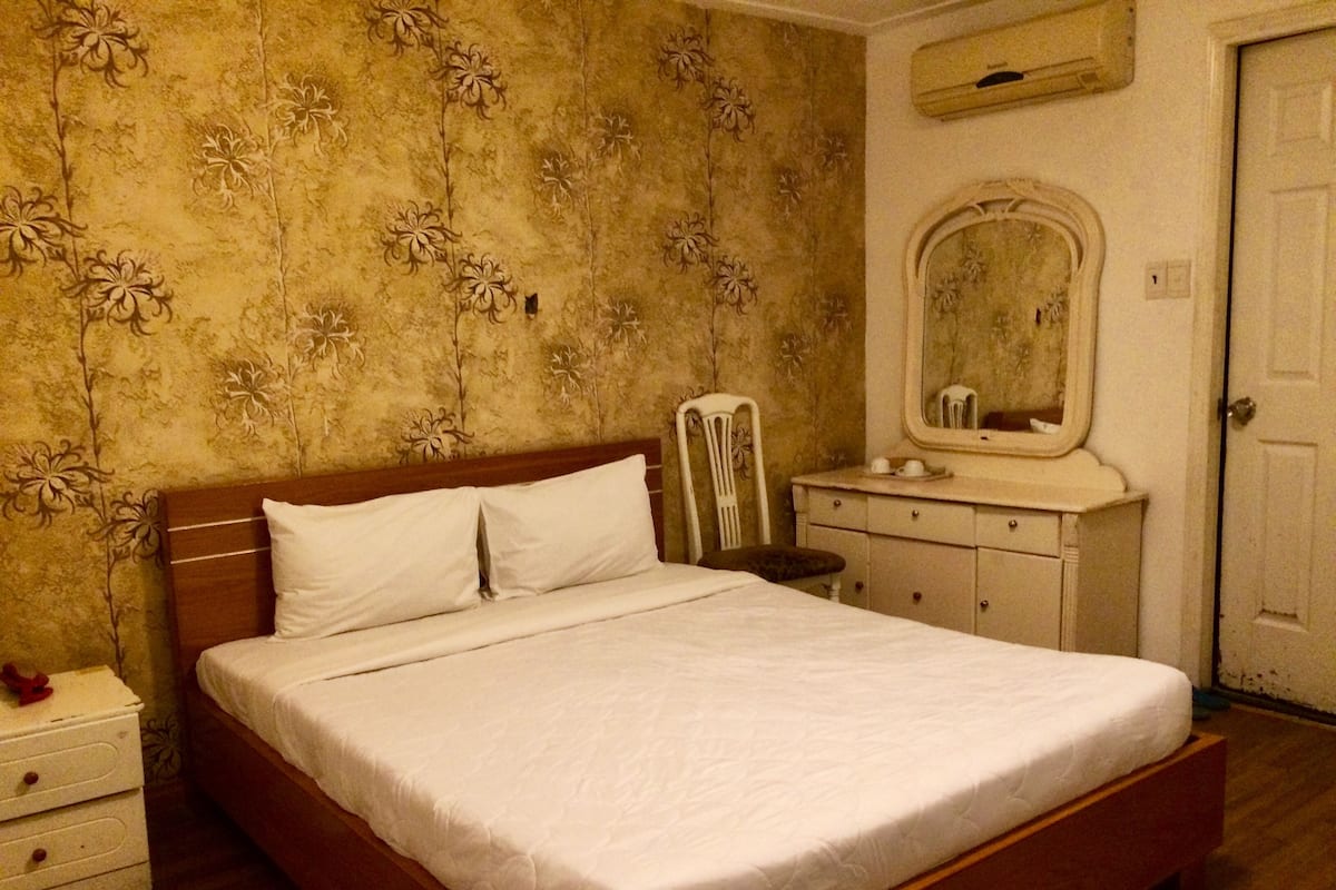 Standard Room | Gebar bulu kapas, bar mini, peti besi dalam bilik, meja