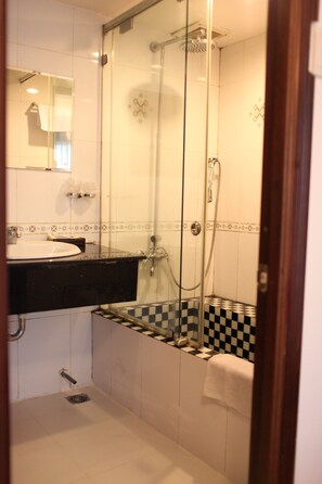 Hulu semburan mandi hujan, kelengkapan dandanan diri percuma 