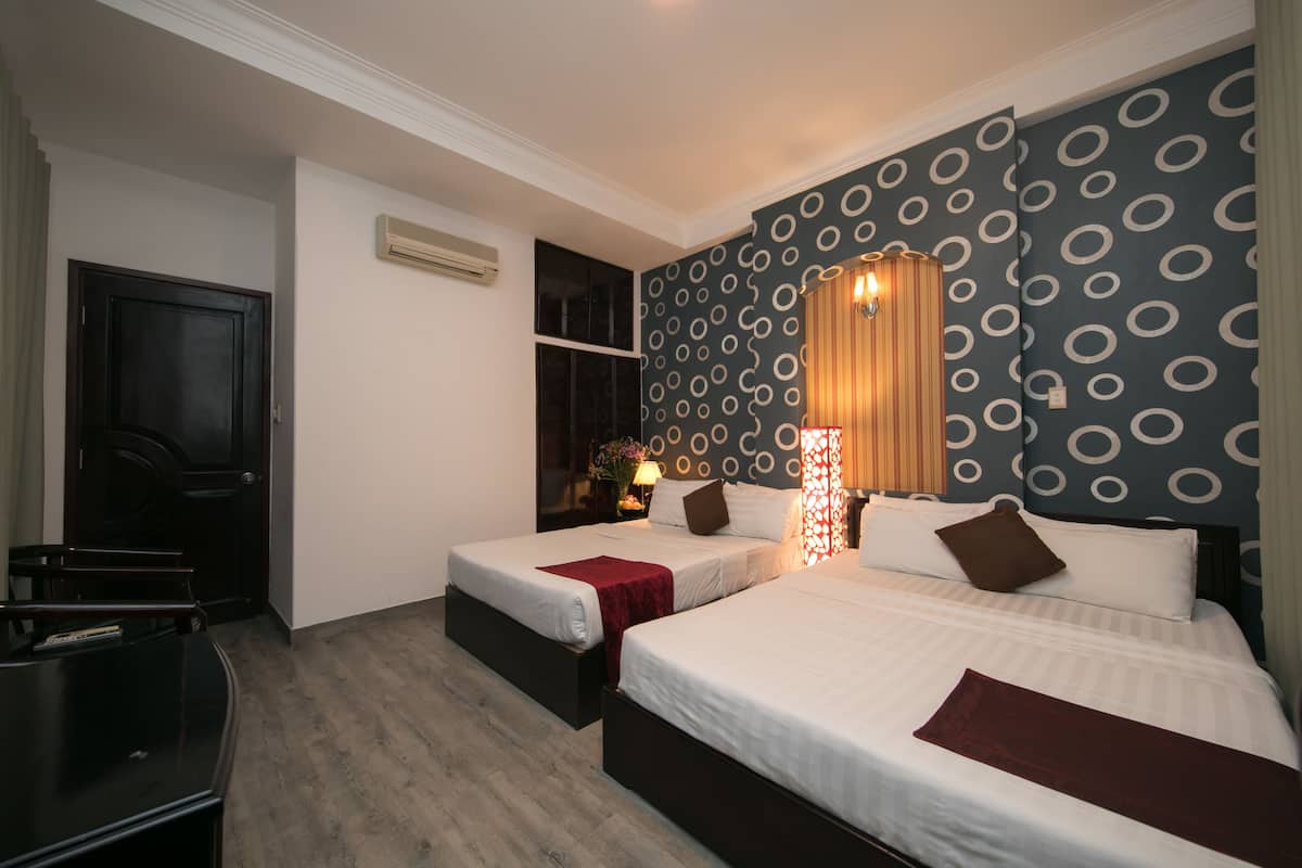 Tripla Deluxe, vista città | Minibar, una cassaforte in camera, una scrivania, insonorizzazione