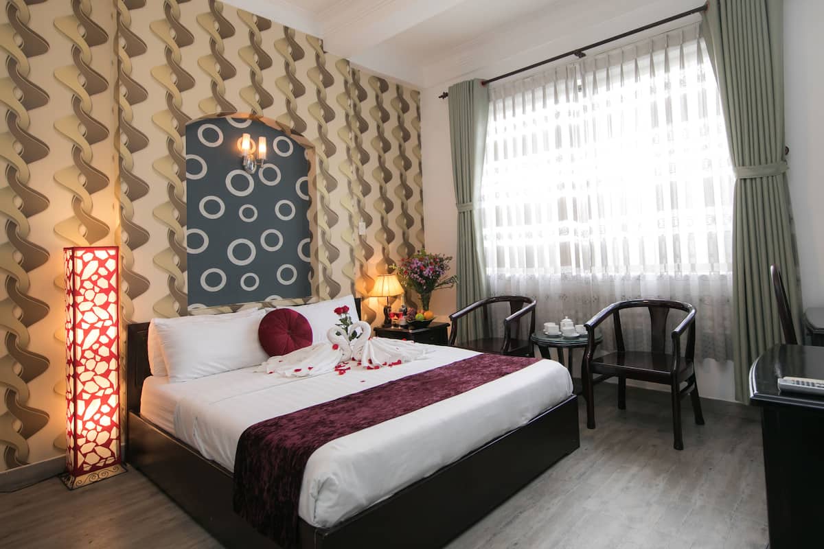 Doppia Deluxe, vista città | Minibar, una cassaforte in camera, una scrivania, insonorizzazione