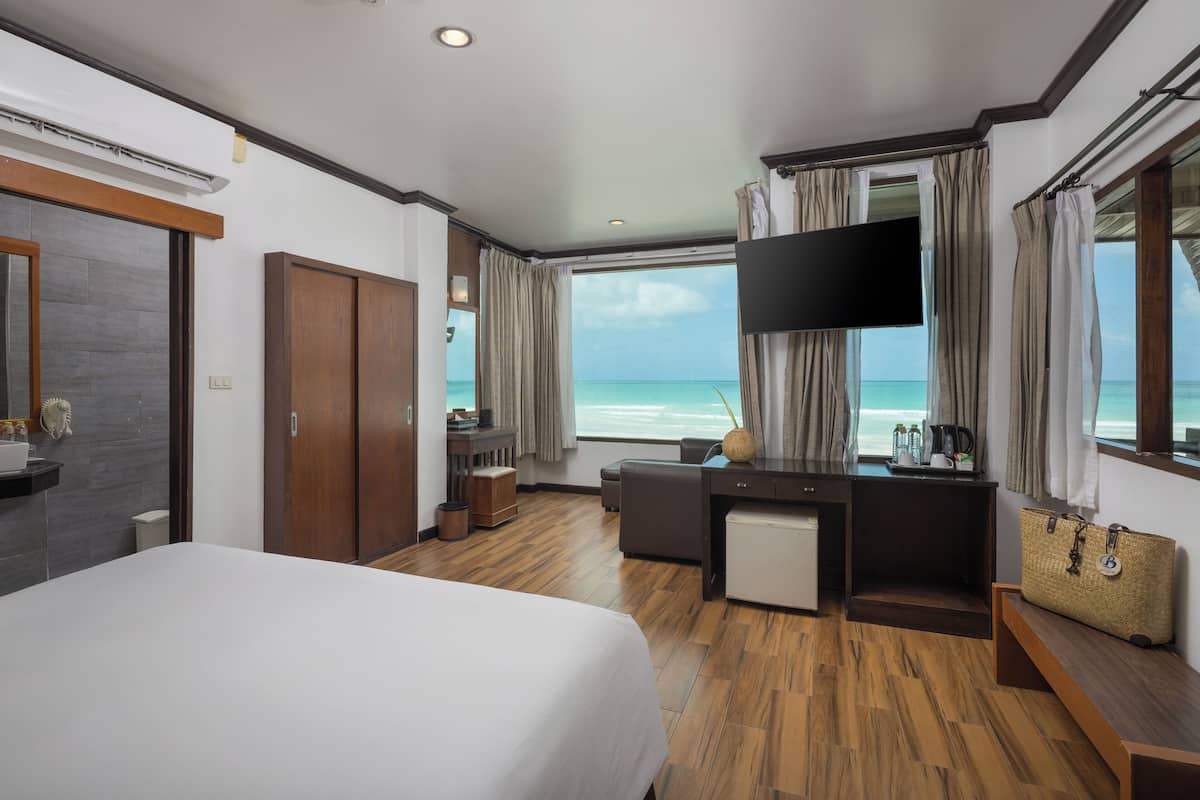 Beach Front Room | 客房内保险箱、特色装修、特色家居、办公桌