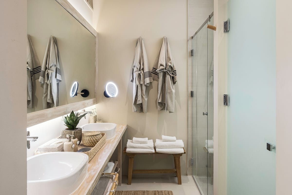 deluxe premium with club lounge | bathroom | separate bathtub and shower, rainfall showerhead, hair dryer, towels