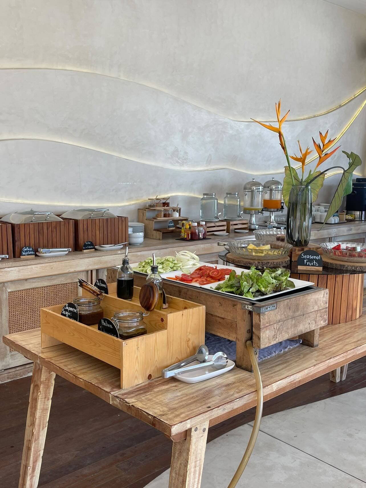 daily buffet breakfast (thb 400 per person)