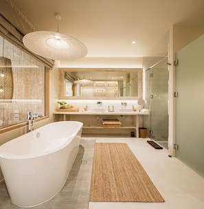 Junior Suite | Bathroom | Hair dryer, soap, shampoo, toilet paper