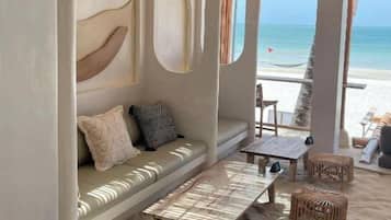 Se sirven desayunos, almuerzos y cenas; cocina tailandesa